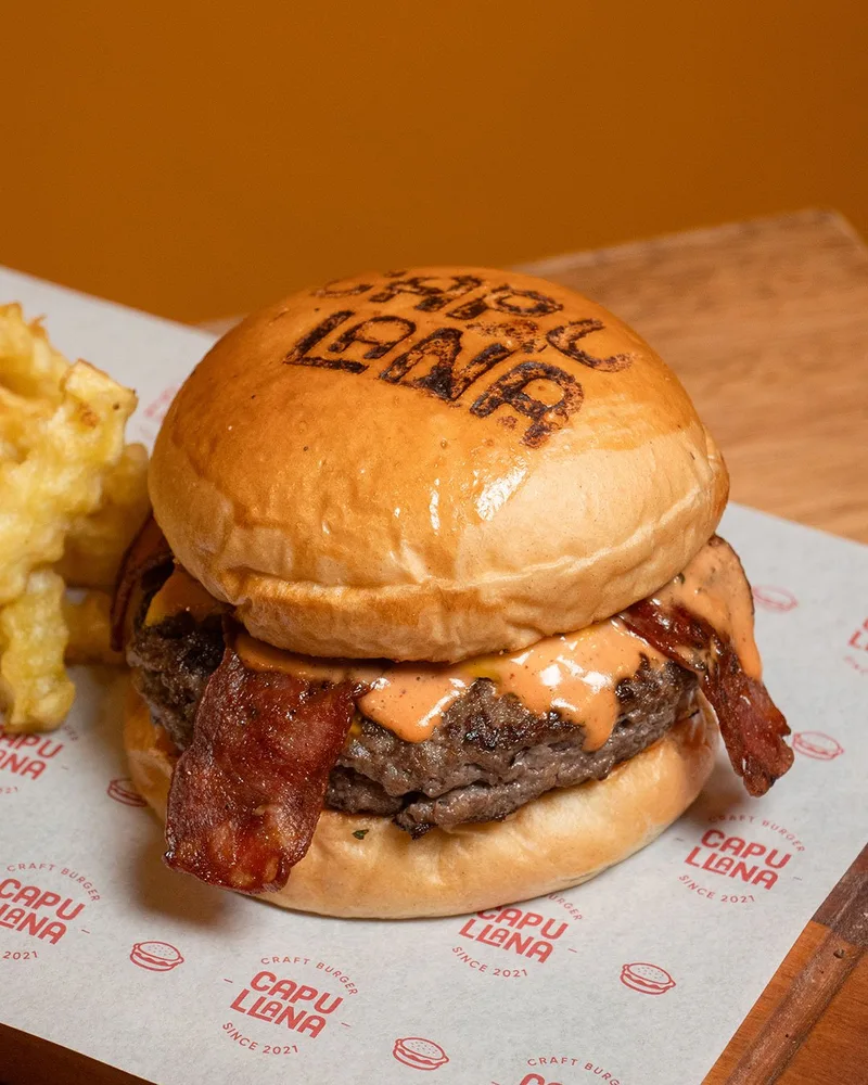 Hamburguesa Crazy Bacon con el sello Capullana en el pan