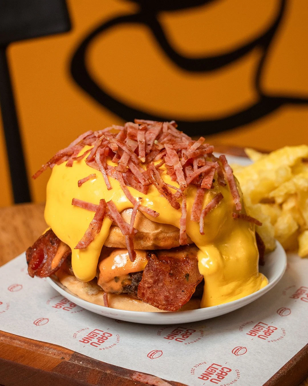 La Crazy Bacon Reloaded de Capullana, bañada en queso cheddar y tocino crujiente
